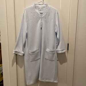 Miss Elaine Ladies Full Zip Robe.  Quilted Look‎ w/Embroidered Flowers. Medium